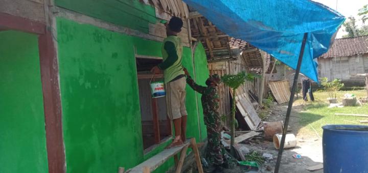 Satgas TMMD 110 Bojonegoro Garap Pengecatan, Selesaikan Rehab Rumah Aladin